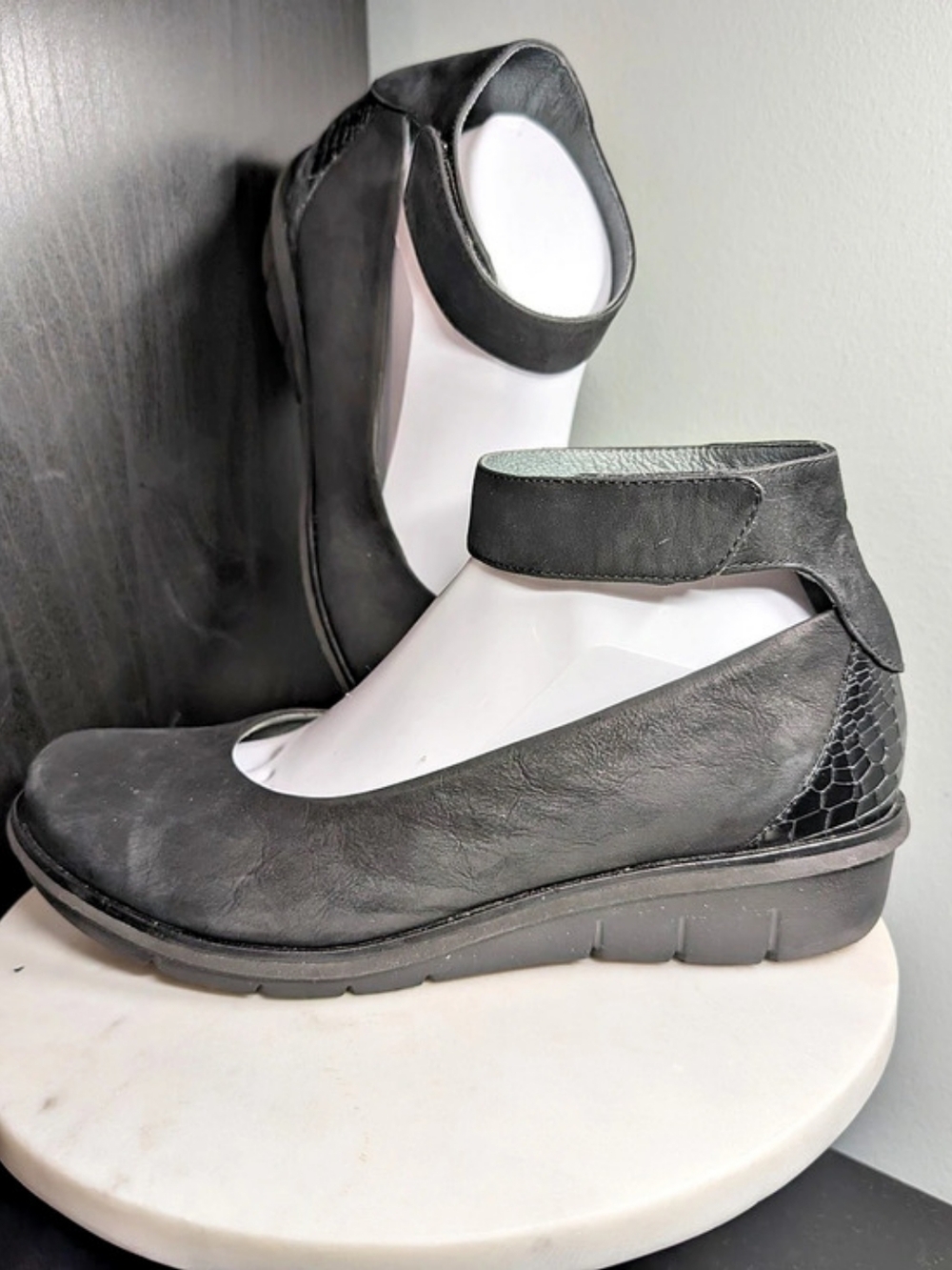 Dansko Jenna Black Ankle Strap Shoes EU 40 Napa Leather "Gator" Accent